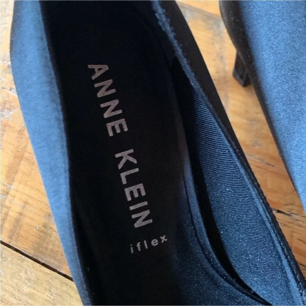 Anne Klein Raylee black satin pumps with rhinestone brooch detail Size 9.5